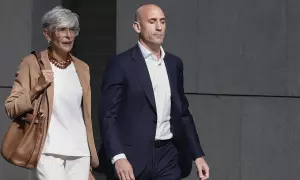 El expresidente de la RFEF Luis Rubiales, junto a su abogada, Olga Tubau, a su llegada a declarar, en Madrid, a 15 de septiembre de 2023.