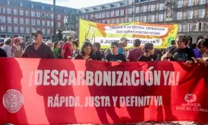 Decenas de activistas protestan en una manifestación por la descarbonización en la Plaza Mayor, a 15 de septiembre de 2023, en Madrid (España).