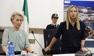 La presidenta de la Comisión Europea, Ursula Von der Leyen (izq.), junto a la primera ministra de Italia, Geogia Meloni, duran su comparecencia de este domingo en Lampedusa.