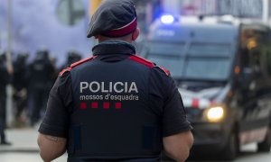 Los Mossos d'Esquadra durante una manifestación convocada por Desokupa, a 11 de mayo de 2023, en Barcelona.