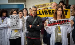 El hombre que perdió un ojo por un impacto de pelota de goma, durante el 1-O de 2017, Roger Español, junto a miembros del personal sanitario del Hospital de Sant Pau, durante la concentración a las puertas del edicifio con motivo de la visita del presiden