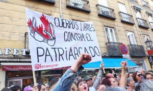 Varias mujeres protestan con un cartel durante una concentración de la Comisión 8M ante el Ministerio de Justicia, a 19 de abril de 2023.