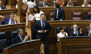 El líder de VOX, Santiago Abascal abandona el hemiciclo seguido por sus diputados, en protesta por el uso de lenguas cooficiales durante el primer pleno del Congreso de la XV Legislatura este 19 de septiembre de 2023.