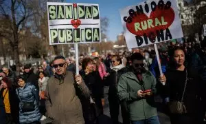 Miles de personas marchan contra el desmantelamiento de la Sanidad Pública, en la protesta bajo el lema 'Madrid se levanta y exige una Sanidad pública', hacia la plaza de Cibeles, a 12 de febrero de 2023, en Madrid (España).