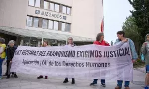 Varios activistas se manifiesta contra los abusos cometidos durante el franquismo