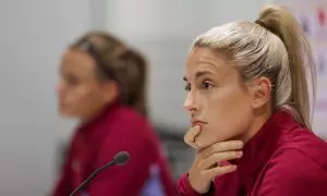 La delantera de la selección española de fútbol Alexia Putellas y, en segundo plano, la defensa Irene Paredes, durante la rueda previa al partido contra Suecia, a 21 de septiembre de 2023.