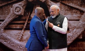 El presidente de la Unión Africana, Azali Assoumani saluda al primer ministro indio, Narendra Modi, en la cumbre del G20 en Nueva Delhi, India, a 9 de septiembre de 2023