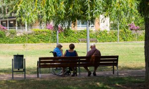 Foto de archivo de tres ancianos en el patio de una residencia, a 9 de agosto de 2023.