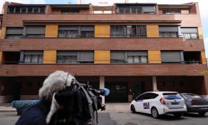 Un cámara de televisión graba el edificio en el que vivía la mujer de 31 años que falleció la noche del pasado miércoles tras precipitarse desde un tercer piso en Valladolid, a 22 de septiembre de 2023