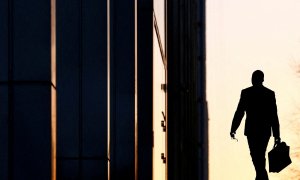 Un trabajador llega a su oficina en el distrito comercial, en Londres, en una imagen de archivo del 26 de febrero de 2014.