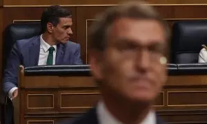 El presidente del Gobierno en funciones Pedro Sánchez (i) asisten a la primera sesión del debate de investidura de Alberto Núñez Feijóo (d) a la Presidencia del Gobierno, este martes en el Congreso.