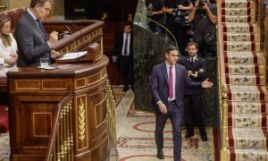 El candidato a la presidencia del Gobierno y líder del PP, Alberto Núñez Feijóo (i) durante su intervención junto al presidente del Gobierno en funciones, Pedro Sánchez (d) en la segunda jornada del debate de su investidura en el Congreso este miércoles.