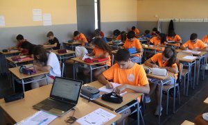 Alumnes de la classe de 4t d’ESO de l’Institut Carles Rahola de Girona estudiant en els primers dies de curs.