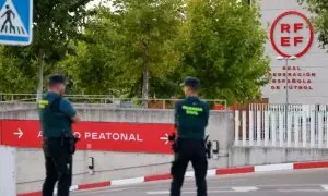 Foto de archivo de dos guardias civiles, ante la sede de la RFEF.