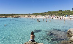 Un grupo de bañistas, en la playa menorquina de Binibèquer, a 26 de septiembre de 2023