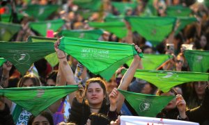 Miles de mujeres y decenas de colectivos feministas de Argentina marcharon este jueves por las calles de Buenos Aires en el Día de Acción por la Despenalización del Aborto.