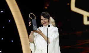 Jaione Camborda recibe la Concha de Oro a la Mejor Película por 'O Corno'