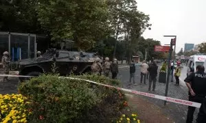 Las fuerzas de seguridad turcas acordonan la zona donde se ha producido un atentado terrorista en Ankara, a 1 de octubre de 2023