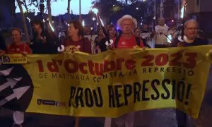 Una cinquantena de manifestants convocats pels CDR marxen des de Badalona fins a Barcelona pel sisè aniversari de l'1-O.