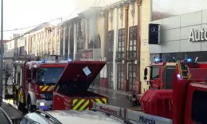 Varios camiones de Bomberos, frente a la discoteca de Atalayas, en Murcia, donde se ha producido un incendio, a 1 de octubre de 2023