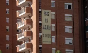 Cartel de alquiler de viviendas en la fachada de un edificio en Barcelona. E.P./David Zorrakino