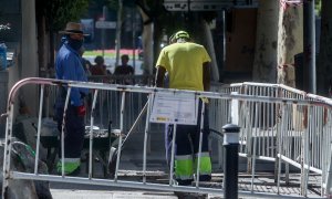 Dos trabajadores de la construcción, a 2 de agosto de 2023, en Madrid.