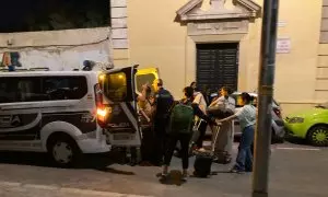 Dos familias de refugiados afganos, con siete menores a cargo, llegan el pasado jueves a las parroquia San Carlos Borromeo de Entrevías (Madrid) donde fueron acogidos tras ser deportados desde Alemania.