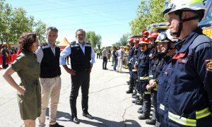 La presidenta de la Comunidad de Madrid, Isabel Díaz Ayuso, en una imagen de la CAM con parte del Cuerpo de Bomberos de Madrid