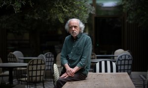 El director Fernando Trueba posa durante la presentación de la película “El olvido que seremos” en el BCN Film Fest, a 20 de abril de 2021, en Barcelona, Catalunya.