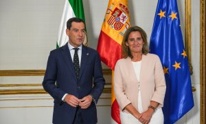 El presidente de la Junta de Andalucía, Juanma Moreno, junto a la ministra para Transición Ecológica y el Reto Demográfico, Teresa Ribera, en Sevilla, a 3 de octubre de 2023.