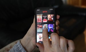 03/10/20023 - Una persona hace uso de la plataforma de streaming Netflix, que sumó casi seis millones de abonados en el segundo trimestre de 2023.