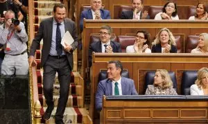 El diputado del PSOE, Óscar Puente, durante el debate de investidura de Alberto Núñez Feijóo.