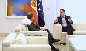 El presidente del Gobierno, Pedro Sánchez, junto al líder del PP, Alberto Núñez Feijóo, el pasado año en Moncloa.