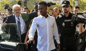 El delantero del Real Madrid Vinicius Jr a su salida de los juzgados de Plaza de Castilla en Madrid este jueves.