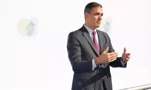 El presidente del Gobierno en funciones, Pedro Sánchez, atiende a los medios a su llegada al Palacio de Congresos de Granada para participar en la cumbre de la Comunidad Política Europea