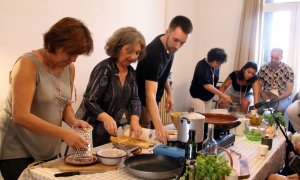 L'artista terrassenc Pau Gómez durant la presentació d'una part de l'espectacle 'Relleus' a la Fira Mediterrània de Manresa