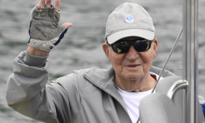 El rey emérito Juan Carlos I saluda desde el yate 'Brobón' durante una regata en  Sanxenxo (Pontevedra) el pasado mes de julio. AFP/MIGUEL RIOPA