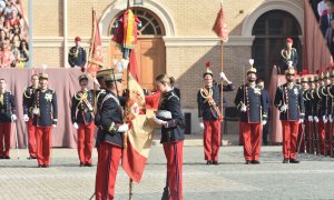 La princesa Leonor besa la bandera durante el acto de jura de jandera, en la Academia General Militar, a 7 de octubre de 2023, en Zaragoza, Aragón (España).