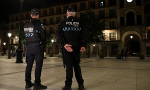 Dos policías locales en una calle de Toledo, a 8 de mayo de 2021, en Toledo, Castilla-La Mancha (España).