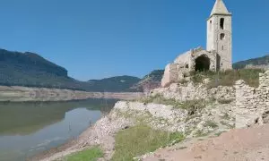 07/10/2023 - L'embassament de Sau, amb l'església de Sant Romà al primer pla, en una imatge d'aquest cap de setmana, quan estava al 16% de la seva capacitat.