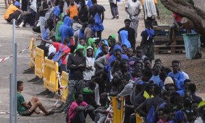 Migrantes hacen cola en el interior centro de acogida de Las Raíces, en La Laguna (Tenerife).