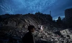 Menores inspeccionan los alrededores destruidos de la Torre Palestina después de que aviones de combate israelíes la atacaran en la ciudad de Gaza, el 7 de octubre de 2023.