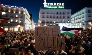 Cientos de personas protestan durante la concentración en apoyo al pueblo palestino, en la Puerta del Sol, a 9 de octubre de 2023, en Madrid