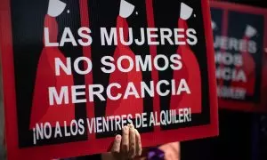 Foto de archivo de una protesta contra los vientres de alquiler.