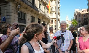 El sindicalista Carlos Vallejo atiende a los medios ante la comisaria de Via Laietana de Barcelona, a 11 de octubre de 2023.