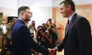 El presidente del Gobierno en funciones, Pedro Sánchez (d), se reúne con el portavoz de ERC en el Congreso, Gabriel Rufián (i), en el marco de la ronda de contactos para lograr su investidura