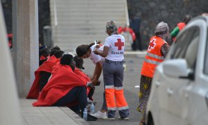 Un cayuco con 128 migrantes en su llegada al puerto de La Restinga, en El Hierro, a 4 de octubre.