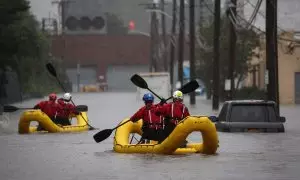 El personal de rescate rema en balsas mientras revisan los edificios en busca de víctimas atrapadas en Nueva York.