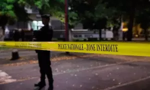 Un cordón policial bloquea el acceso a la escuela secundaria Gambetta-Carnot en Arrás, en el norte de Francia, tras el asesinato de un profesor, a 13/10/2023.