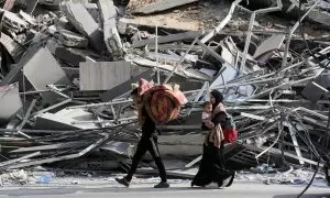 Una familia gazatí huye de la zona norte de la Franja de Gaza con las pocas pertenencias que pueden llevar.